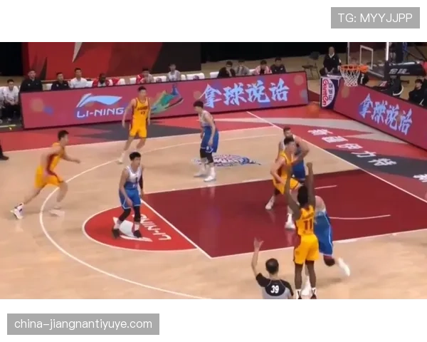 库兹马无球跑位撕裂换防，拉开空位三分命中率回升